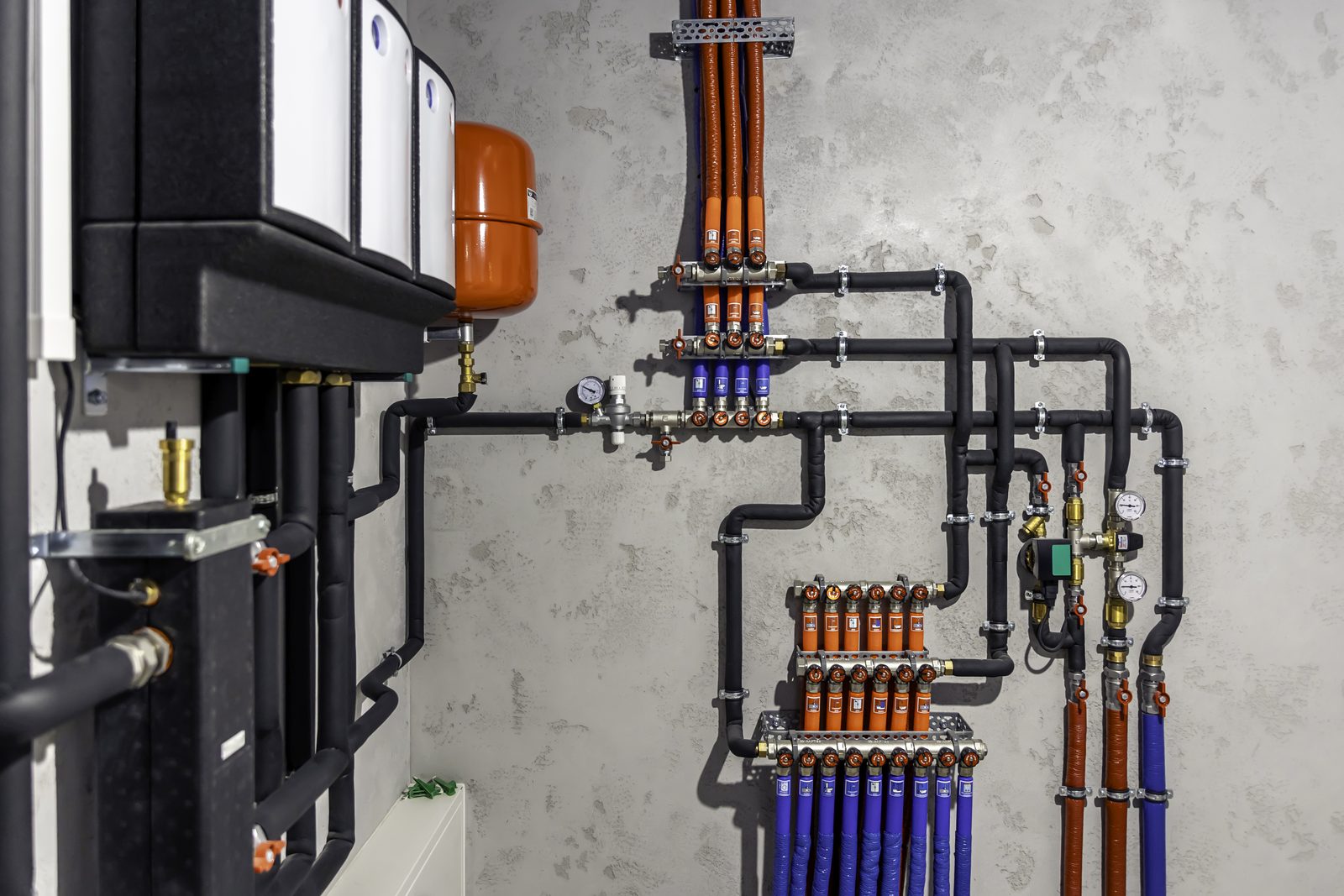 Chaufferie moderne : collecteurs et circuits de chauffage