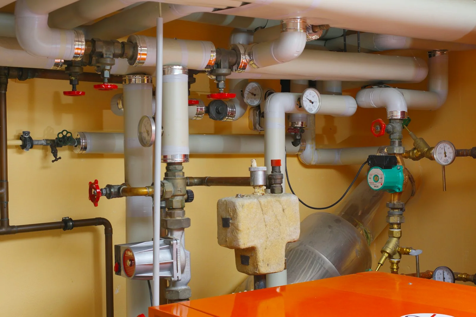 Chaufferie : départs de chauffage avec vannes, manomètres et circulateur